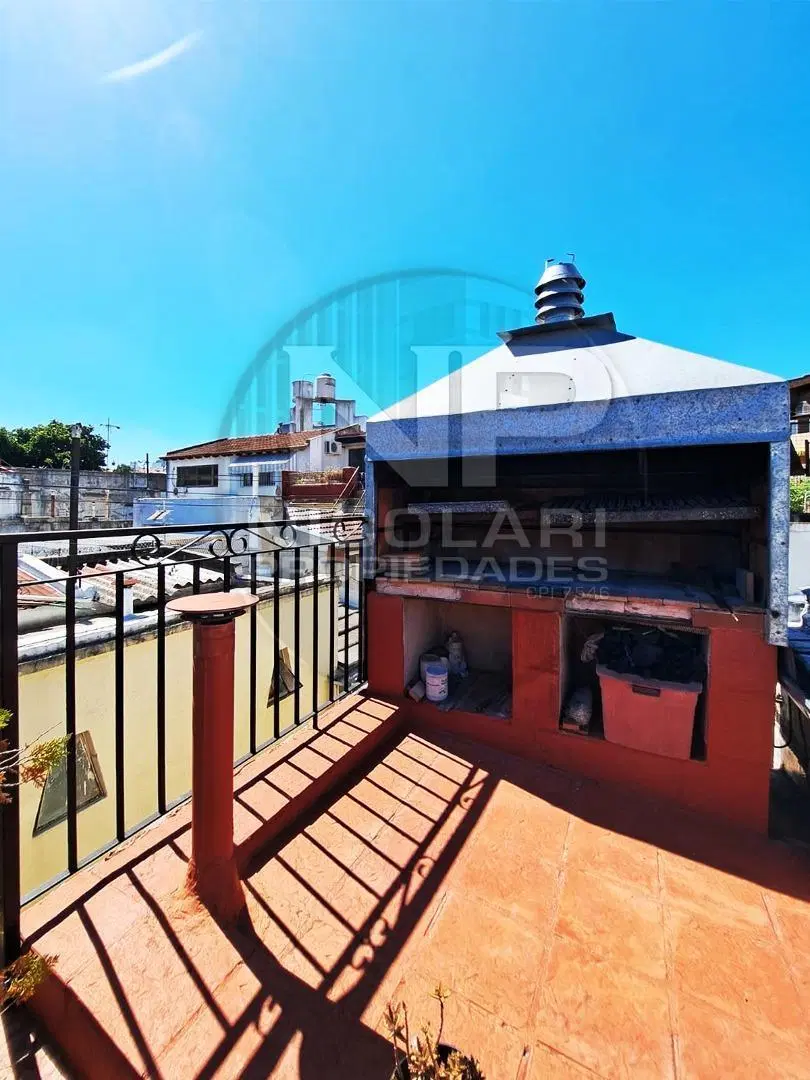 Luminoso PH con terraza propia Pq Chacabuco 3