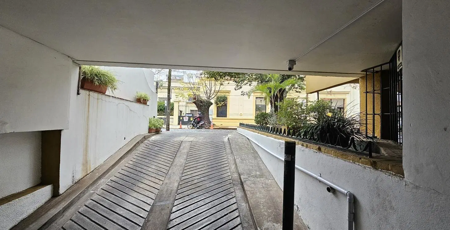Cochera cubierta SS con porton automático 4