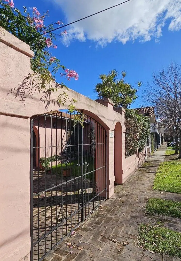 Casa en venta 4/5 dormitorios jardin cochera pileta 2