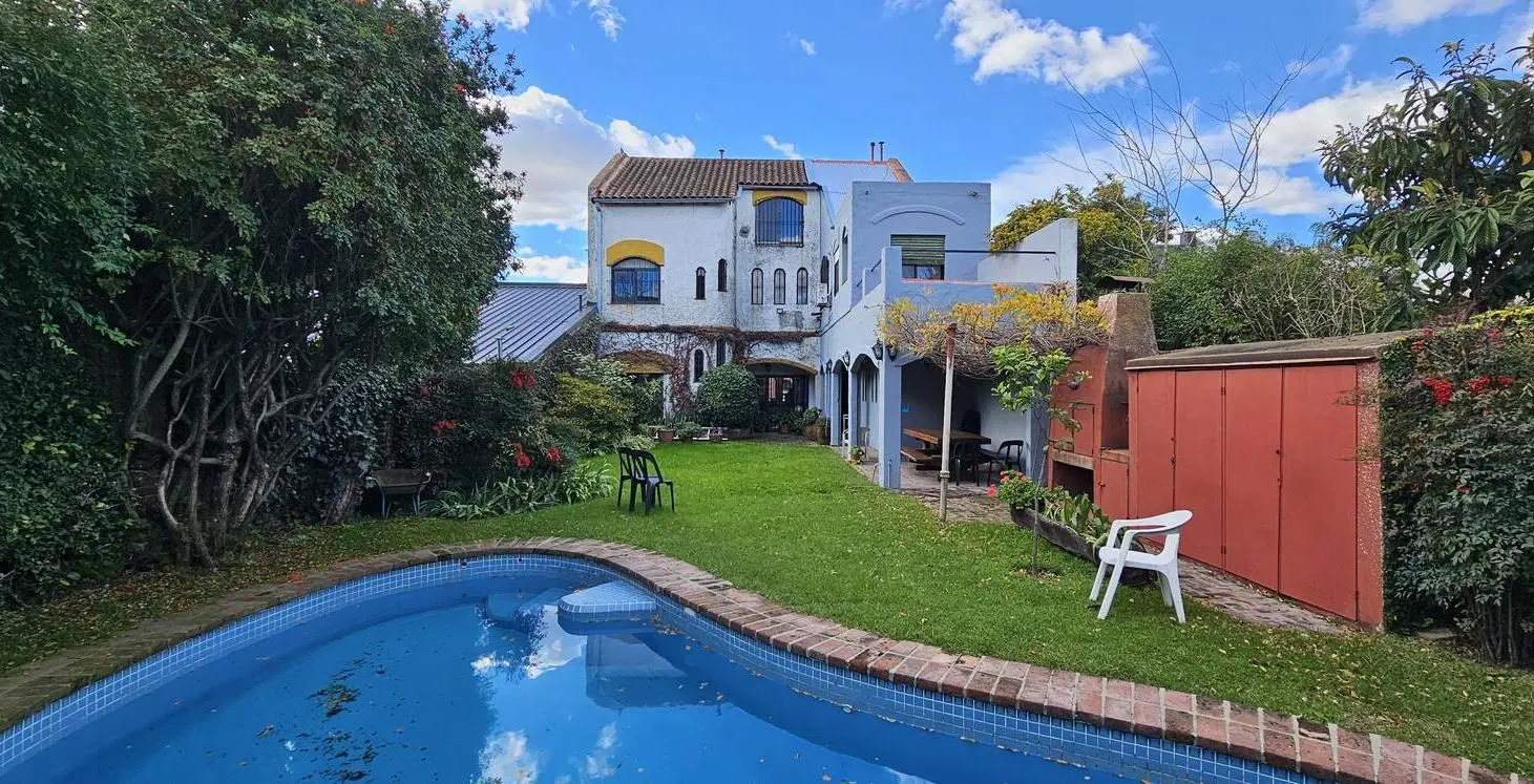 Casa en venta 4/5 dormitorios jardin cochera pileta 3