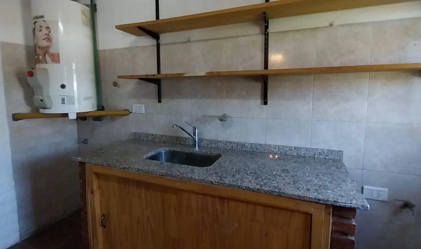 RE/MAX VENDE CASA 3 DORMITORIOS 2BAÑOS,QUINCHO. 2