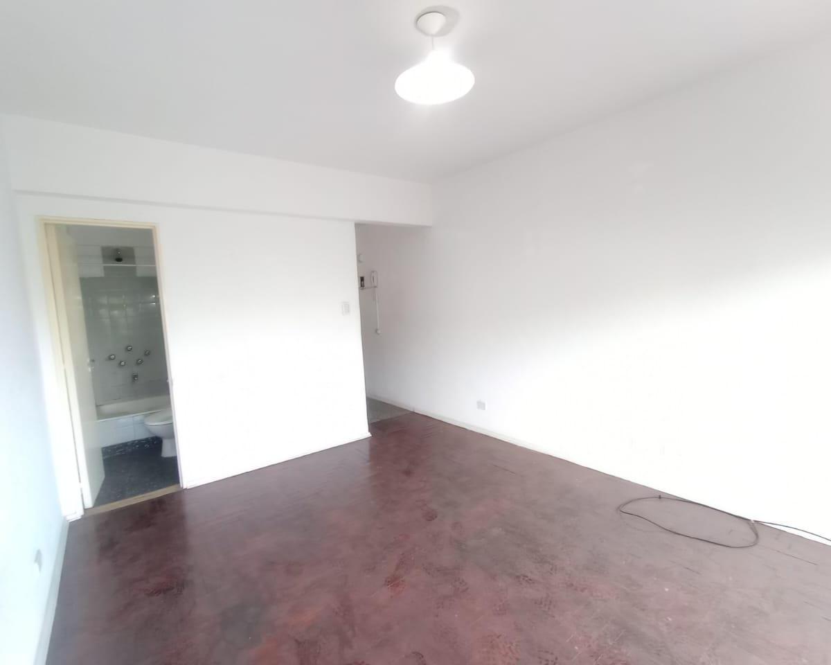Venta Departamento 1 Amb. en Ramos Mejia Buen Estado y Excelente Ubicación 3