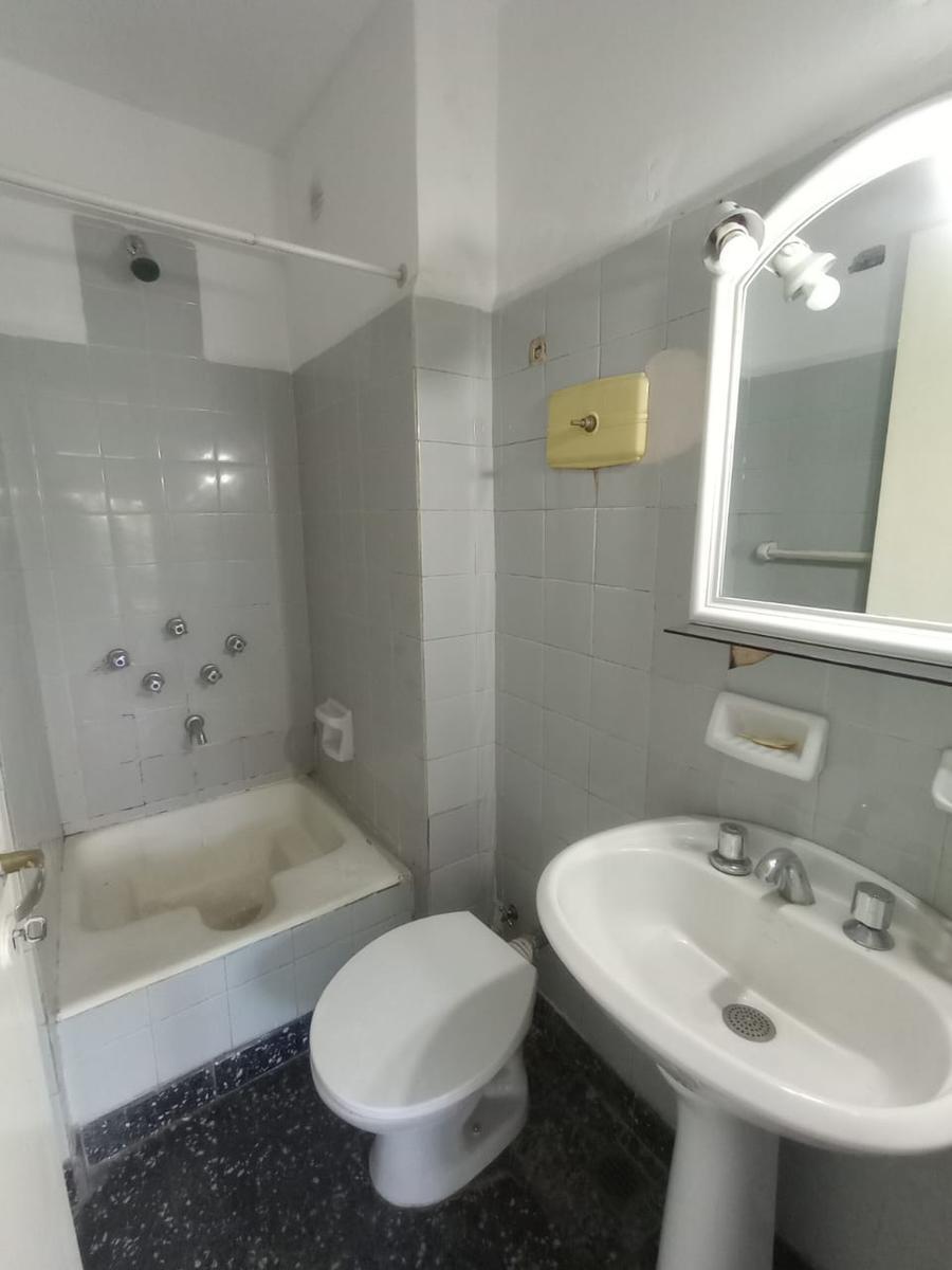 Venta Departamento 1 Amb. en Ramos Mejia Buen Estado y Excelente Ubicación 2