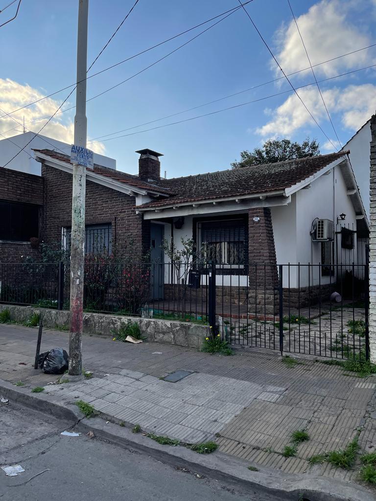 Venta de Lote de  10X17M²   en Villa Sarmiento   Con Vivienda a Reciclar