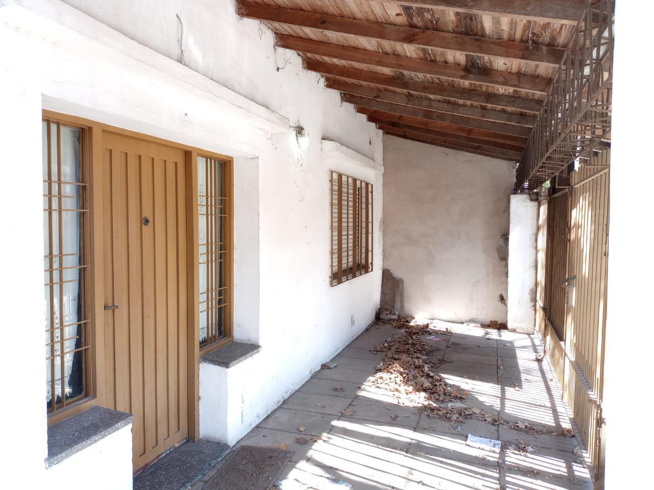 VENTA Casa 3 Ambientes .Lote 8.66 x 43.30M² en Caseros con Patio