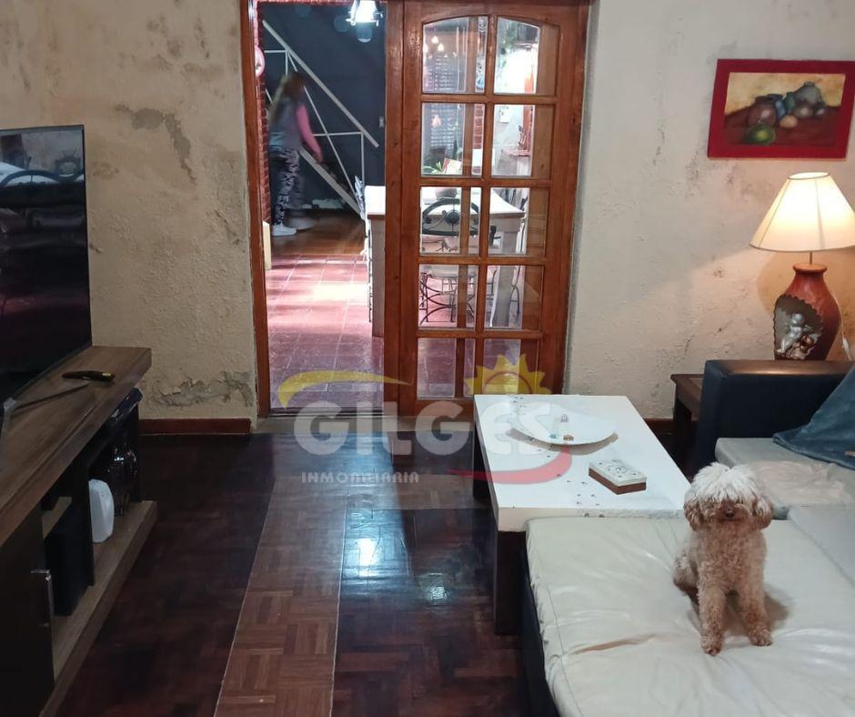 Venta de Casa 5 Ambientes en Ramos Mejia Muy buen Estado Con Garage cubierto