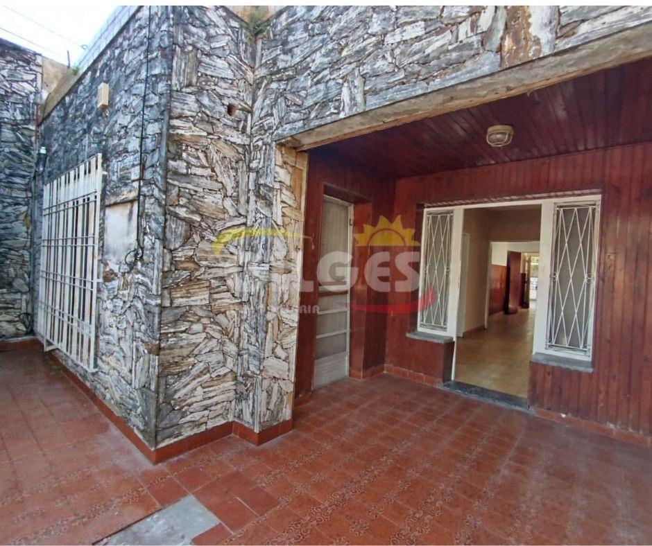 Venta de Casa 5 Ambientes con garage patio y fondo libre en Palomar