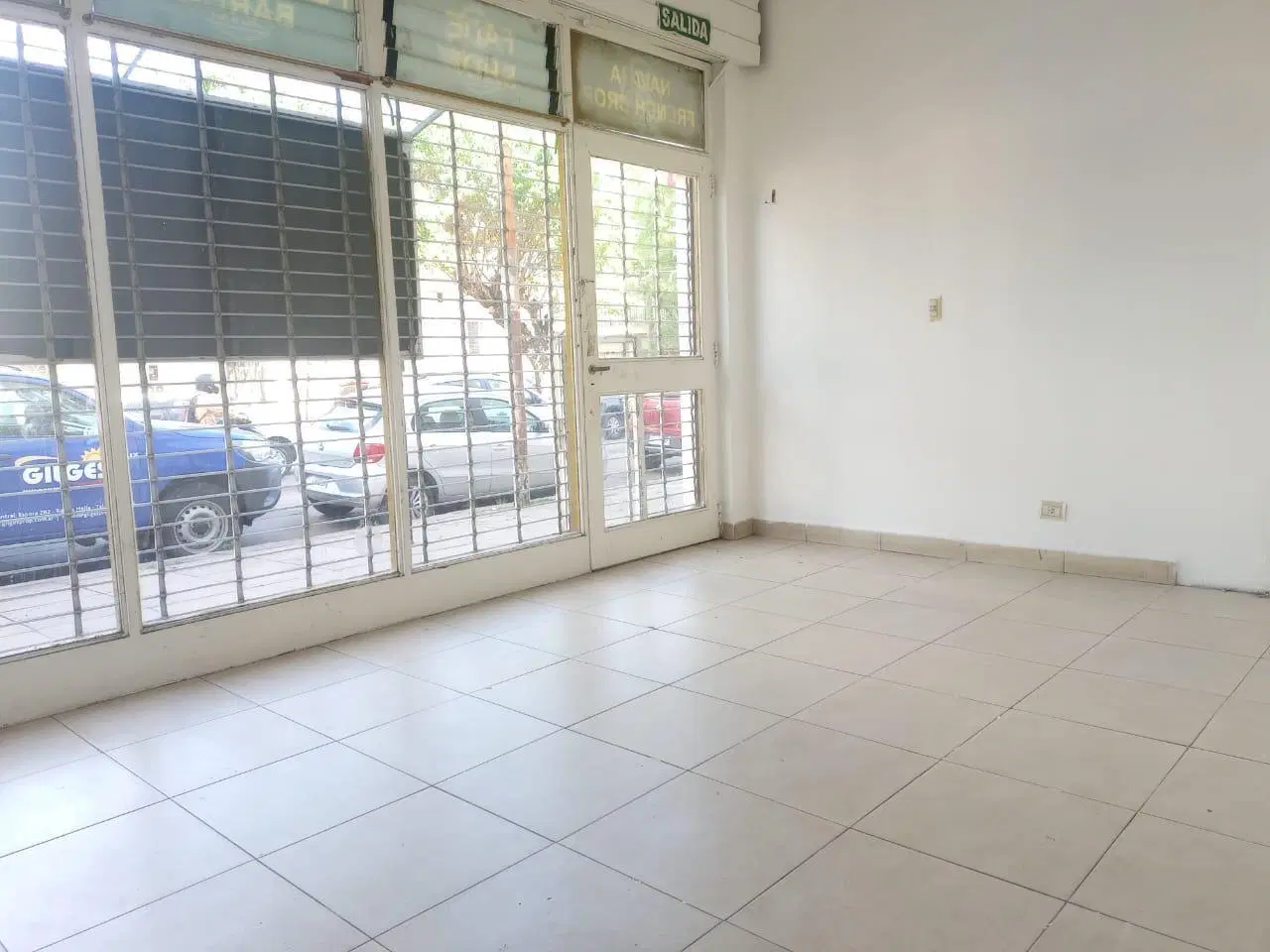 Alquiler de Local 25 M² c/baño en Moron 4