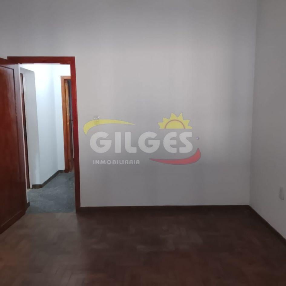 Alquiler Casa 3 Ambientes en Morón Con cochera cubierta y Jardín