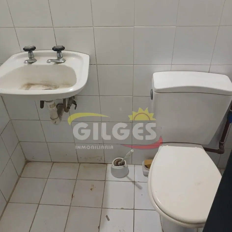 Alquiler Depósito 589M² en 2 Plantas  con Oficinas en Mataderos  Buen estado 4