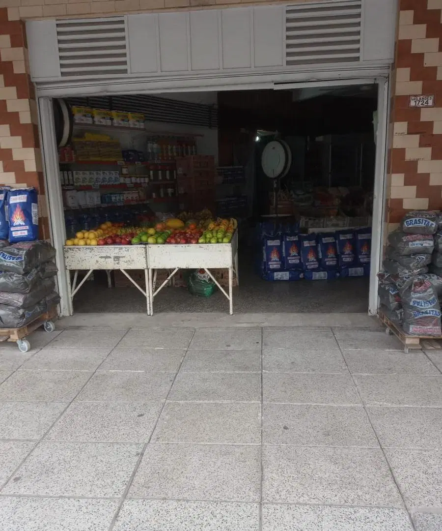 Venta 2 Locales Comerciales Sobre Lote de 200Mts. en Haedo Buen Estado 2
