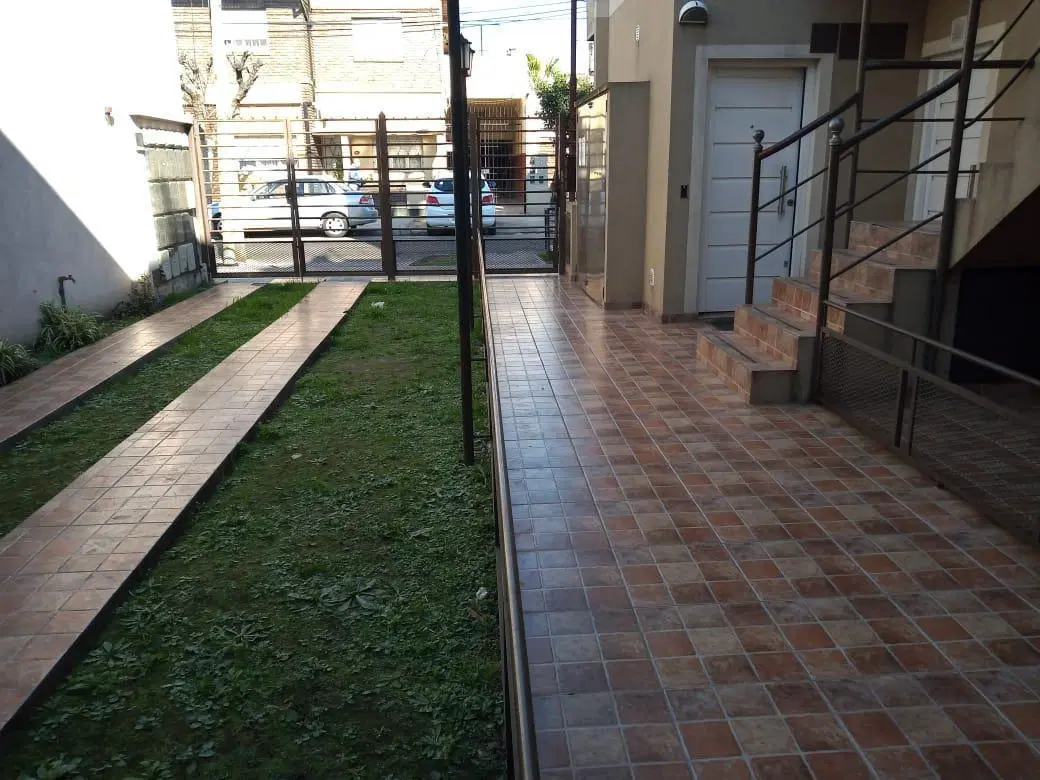 Venta Departamento 2 Amb. Pta. Baja al Frente  en Ramos Mejía - Excelente Estado C/Coch. 2