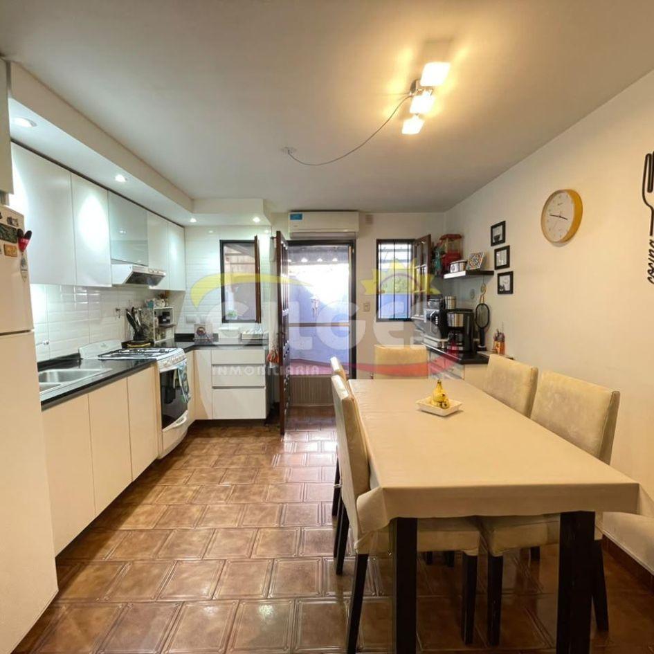 Foto de VENTA de duplex 4 ambientes con cochera y patio en Villa Luzuriaga, imagen 4