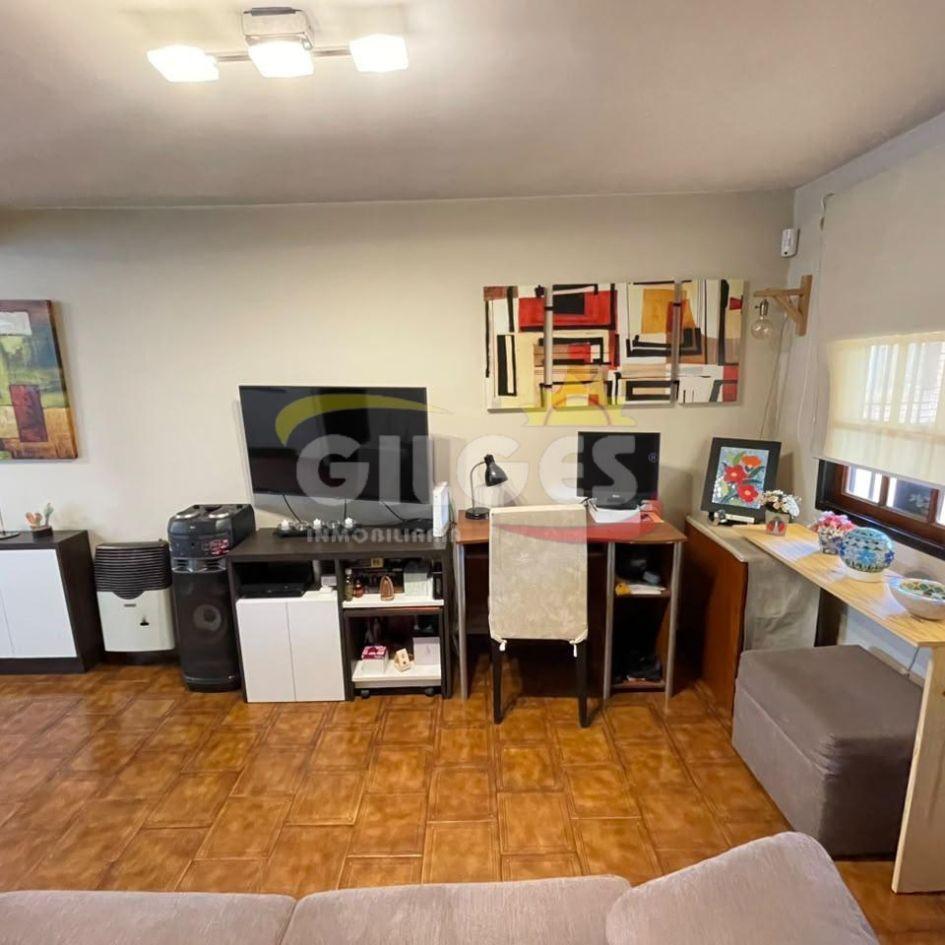 Foto de VENTA de duplex 4 ambientes con cochera y patio en Villa Luzuriaga, imagen 1