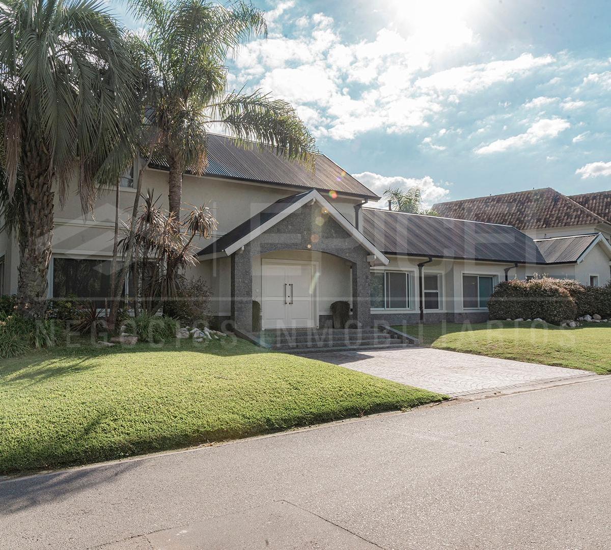 Casa a la venta en El Rocío Canning con piscina y doble lote