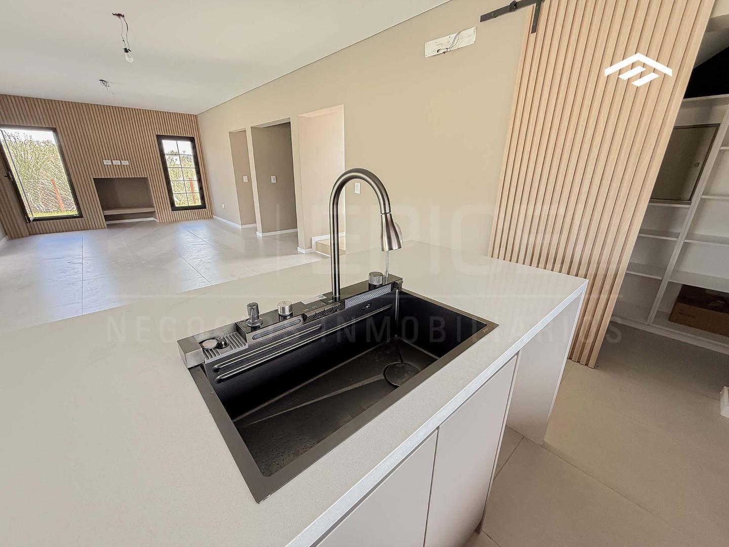 Foto de CASA EN VENTA A ESTRENAR - CANNING CHICO PISCINA Y 4 DORM., imagen 4