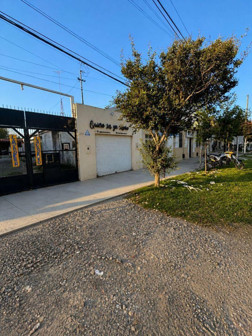 Foto de CASA Y LOCAL EN VENTA PEREZ, SOBRE RUTA 33 - 750M2, imagen 1