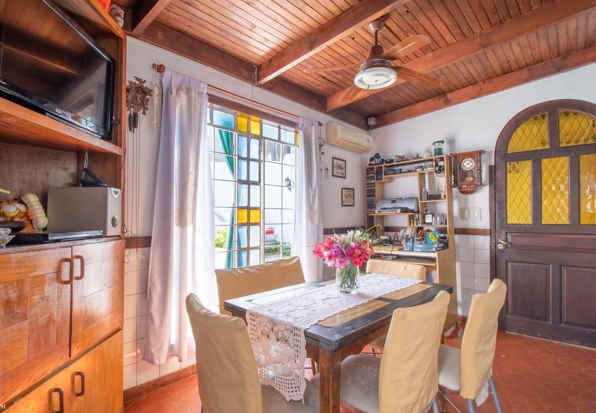 Excelente Casa en Barrio Roque Saenz Peña 2
