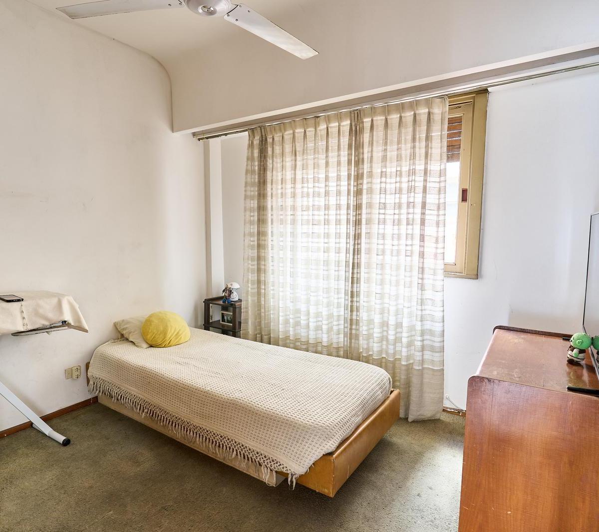 Excelente Semipiso 5 Ambientes, Dependencias con Balcon Aterrazada, Cochera y Baulera. 2