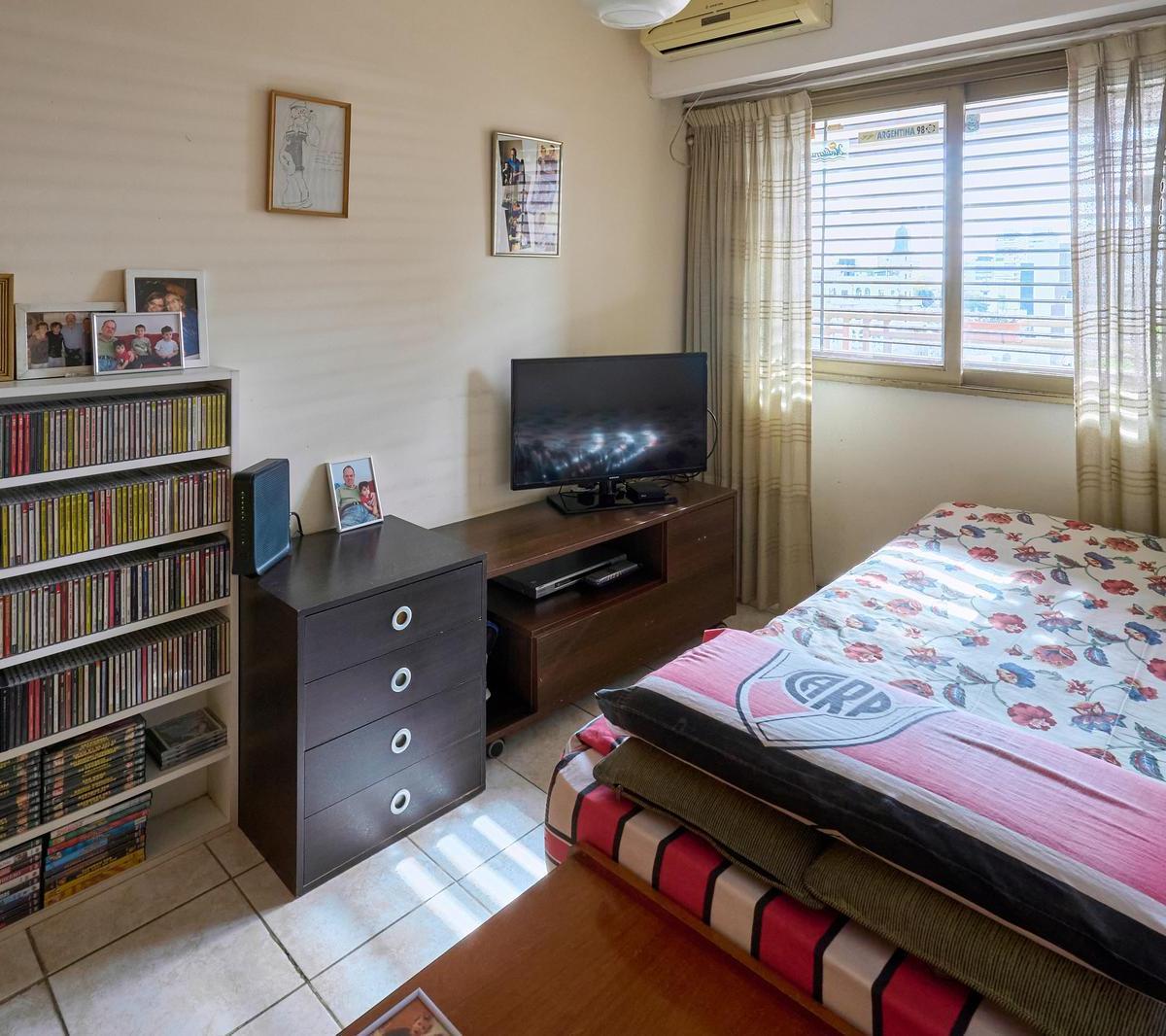 Excelente Semipiso 5 Ambientes, Dependencias con Balcon Aterrazada, Cochera y Baulera. 3
