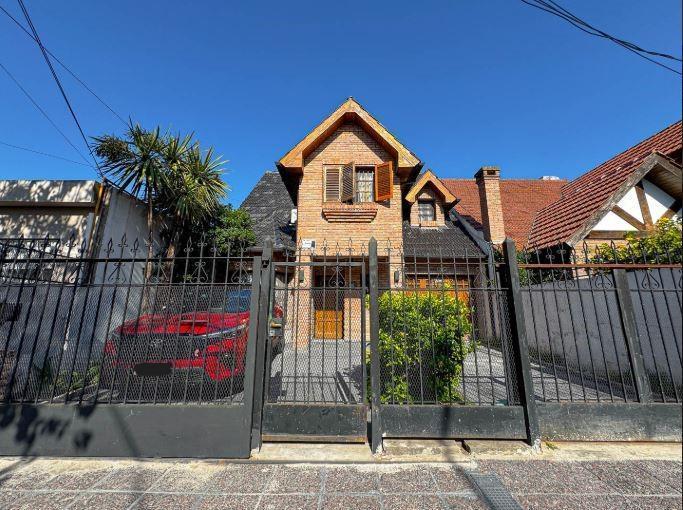 VENTA DE CHALET CINCO AMBIENTES
