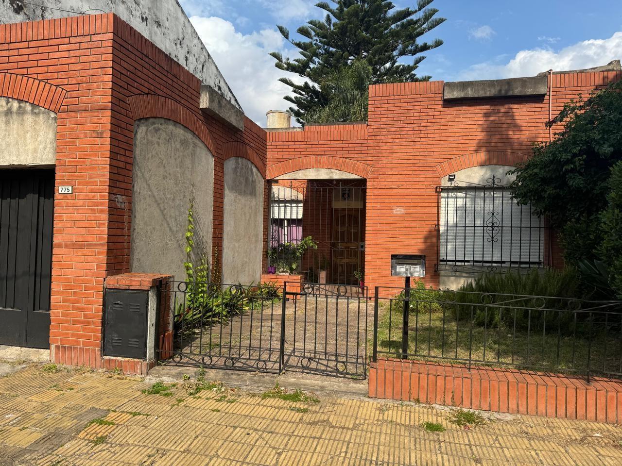 Foto de VENTA DE CASA 5 AMBIENTES - CASTELAR NORTE, imagen 2
