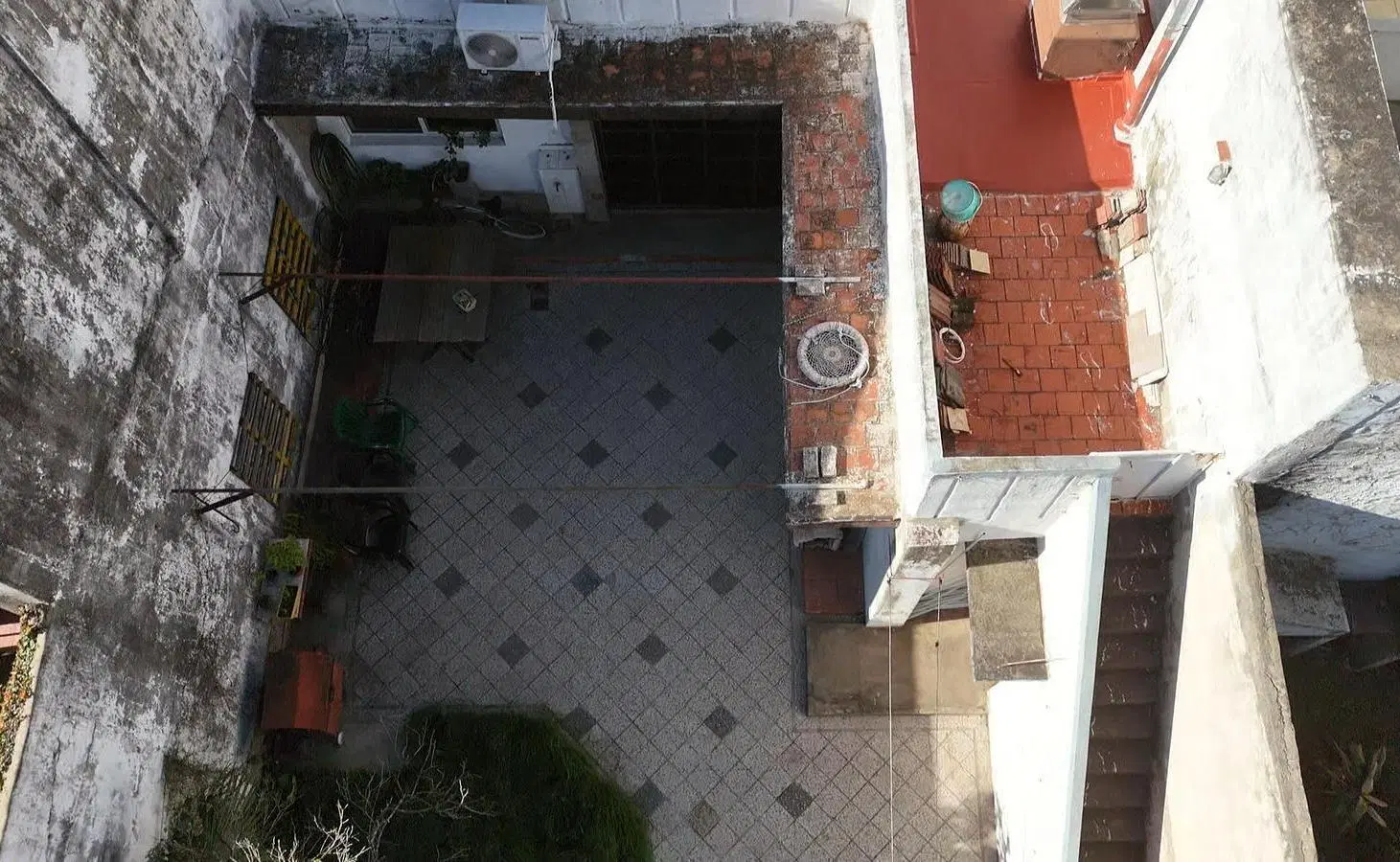 Casa con locales comerciales jardín en lote propio en Santa Rita 5