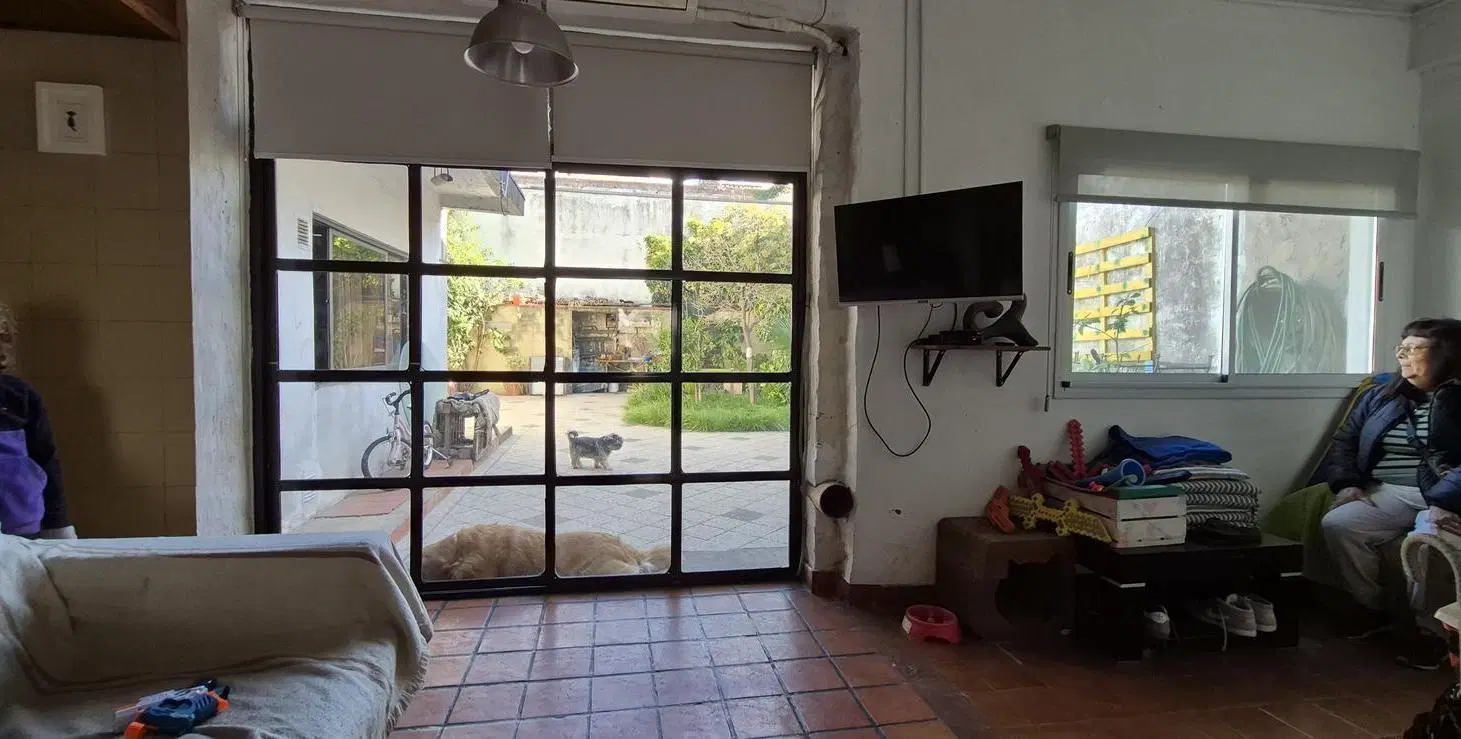 Casa con locales comerciales jardín en lote propio en Santa Rita 3