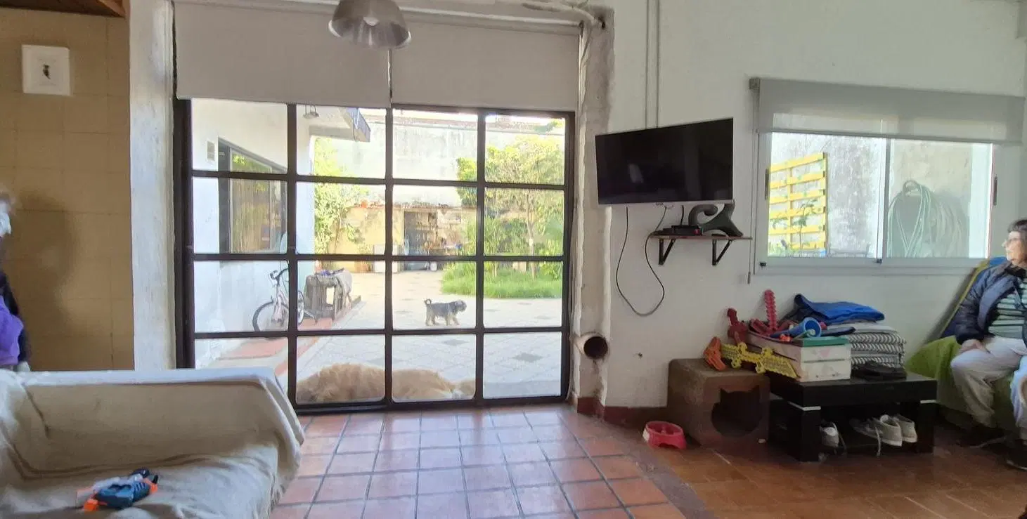 Casa con locales comerciales jardín en lote propio en Santa Rita 1