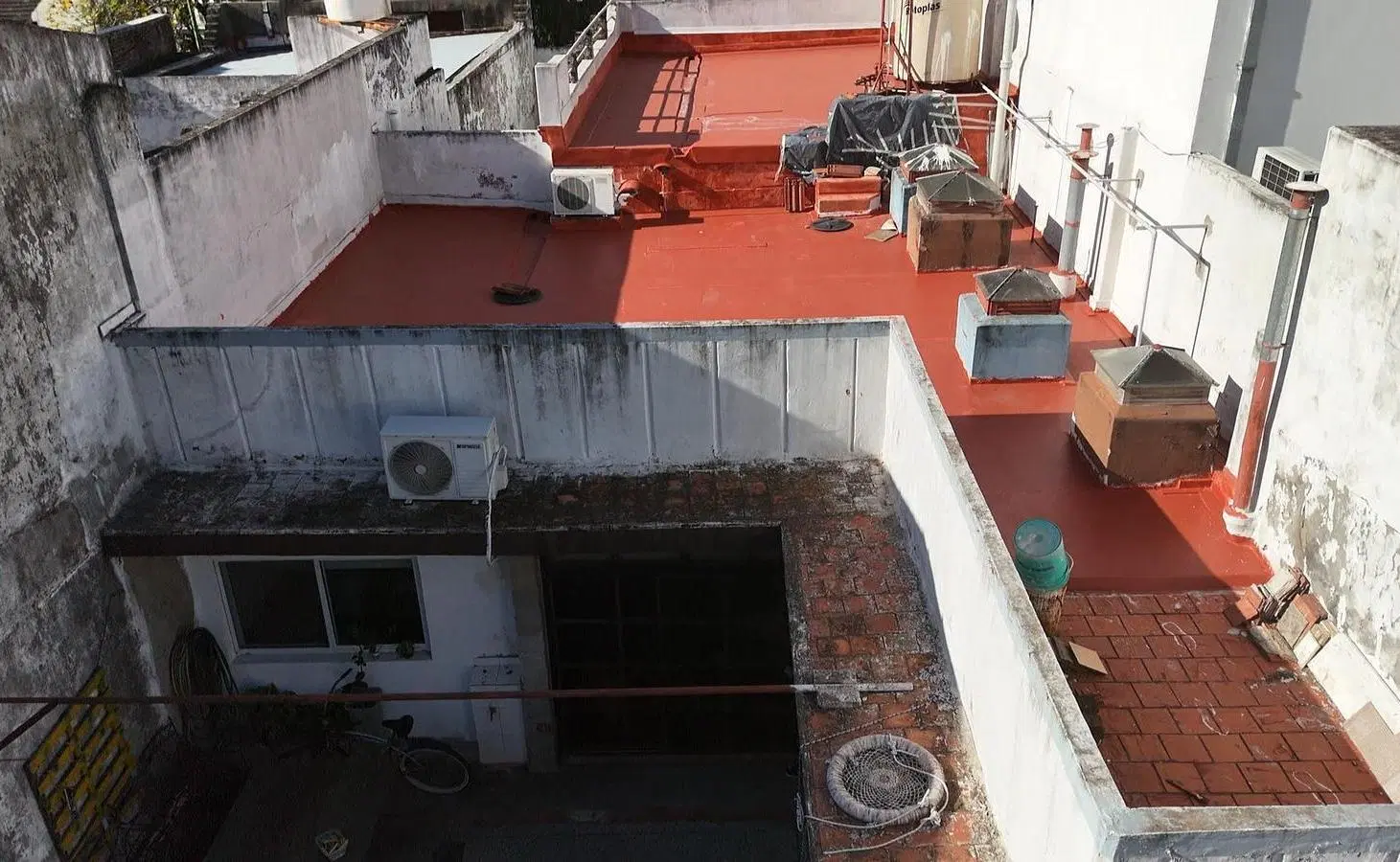 Casa con locales comerciales jardín en lote propio en Santa Rita 2