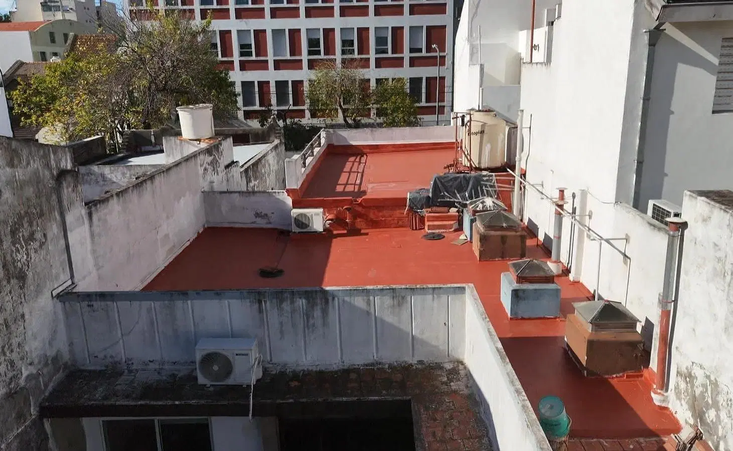 Casa con locales comerciales jardín en lote propio en Santa Rita 4