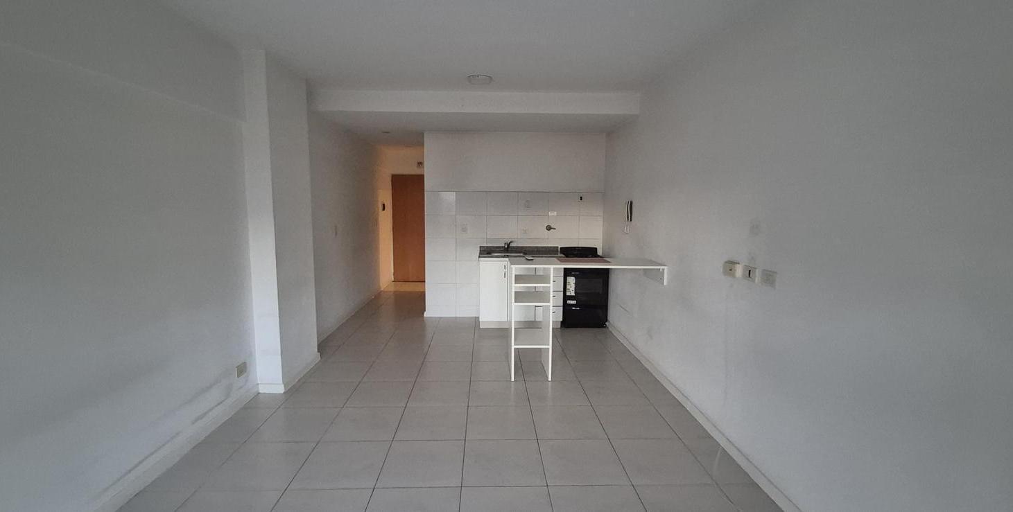 AAv. San Martin 5795 Piso 2º B - alquiler monoambiente con balcón