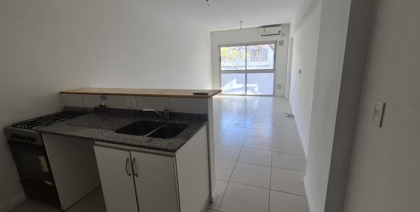 AAv. San Martin 5795 Piso 1º F - alquiler monoambiente con balcón