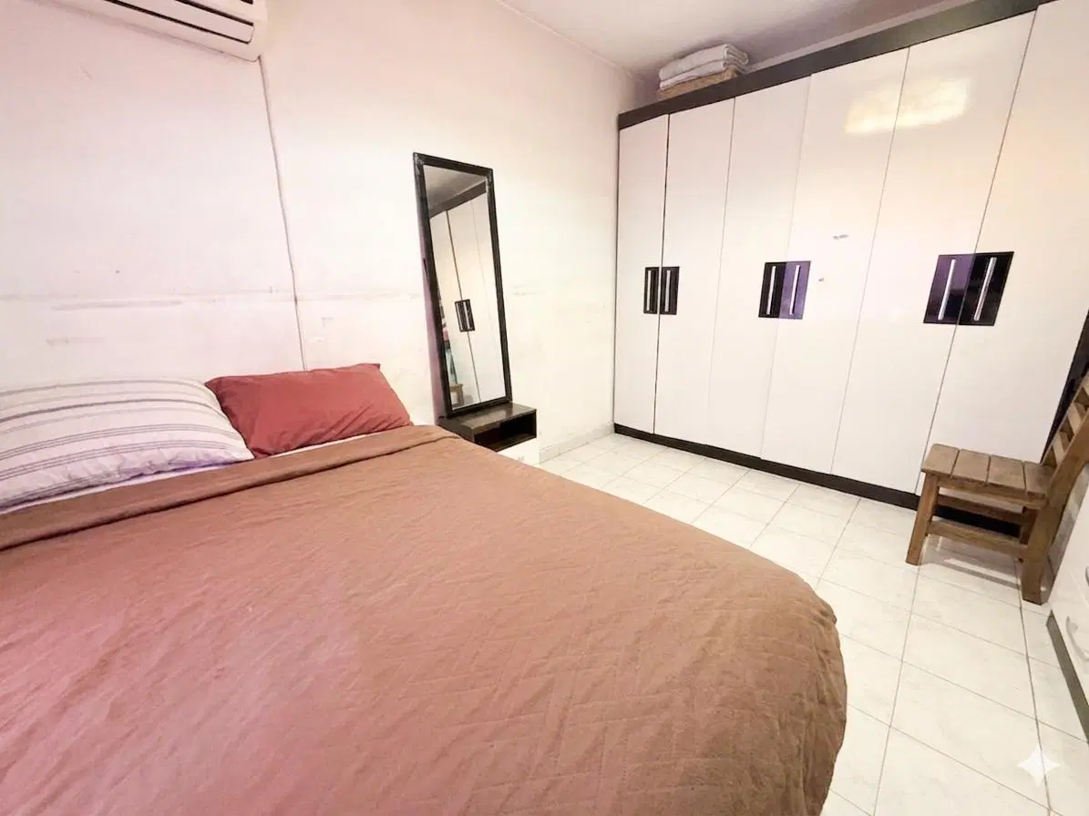 Casa en venta en CASTELAR 4 ambientes con 4 cocheras 5