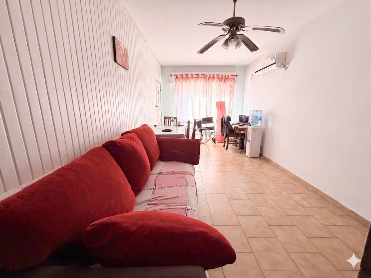 Casa en venta en CASTELAR 4 ambientes con 4 cocheras