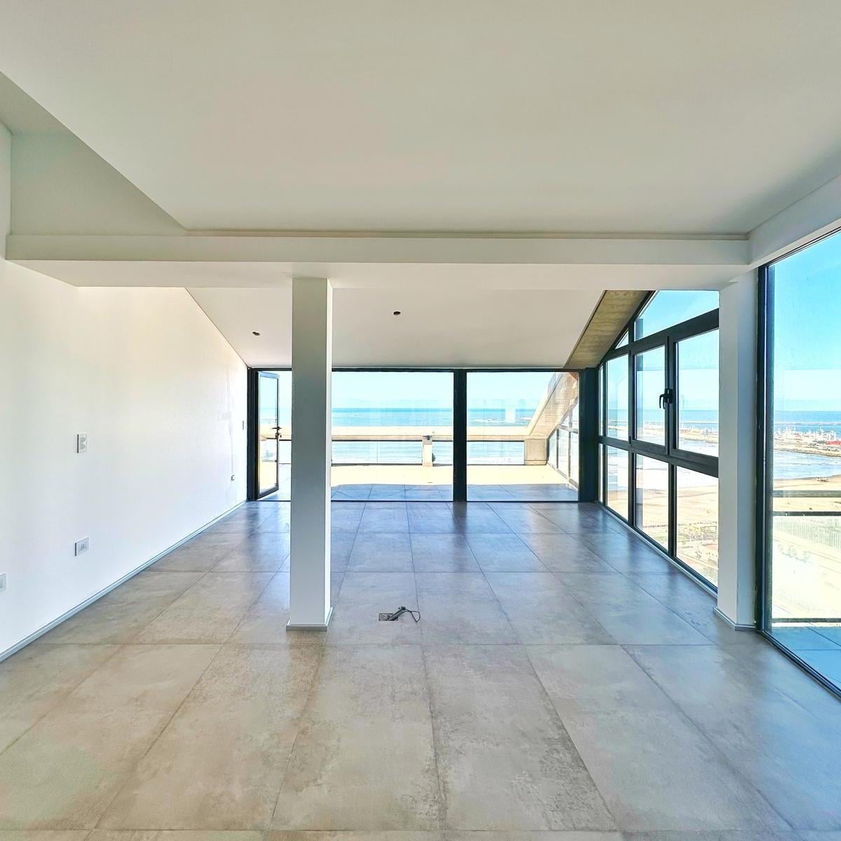 Venta de departamento en duplex 3 amb con terraza propia en Playa Grande