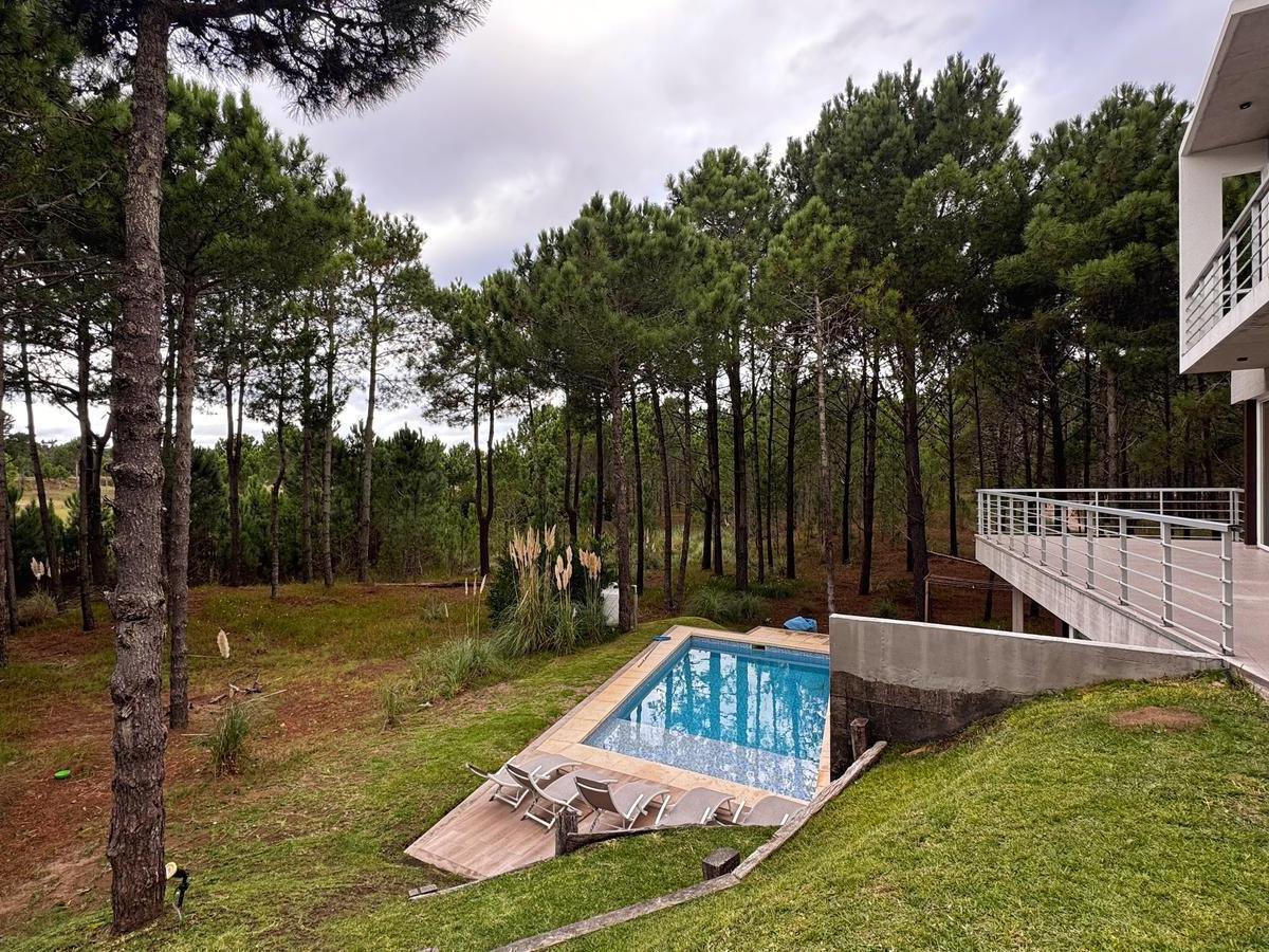 Venta de Casa con 4 Amb Parque y Pileta - Barrio Privado Villa Robles 4