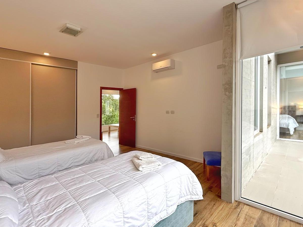 Venta de Casa con 4 Amb Parque y Pileta - Barrio Privado Villa Robles 2