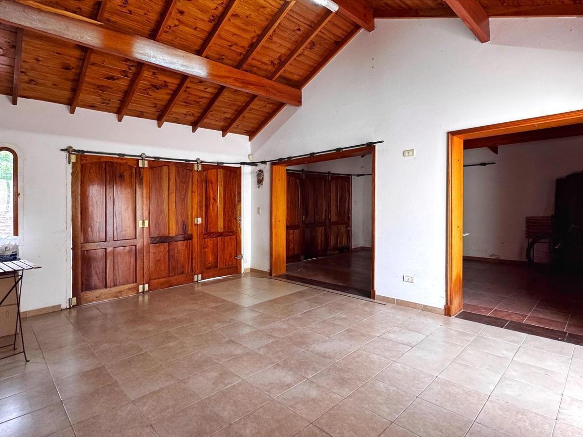 Venta de Casa 4 Ambientes con Parque - Barrio La Florida 2
