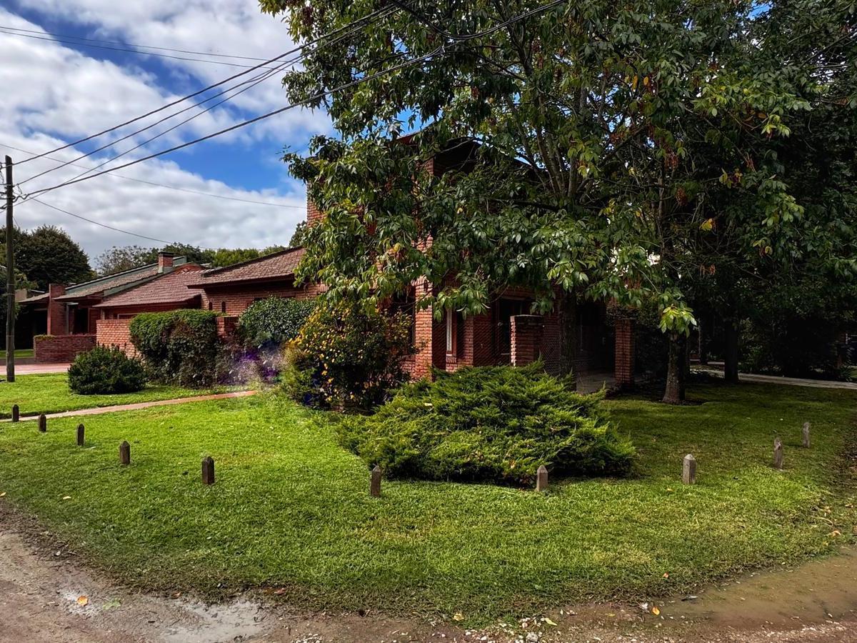 Venta de Casa 4 Ambientes con Parque - Barrio La Florida 5