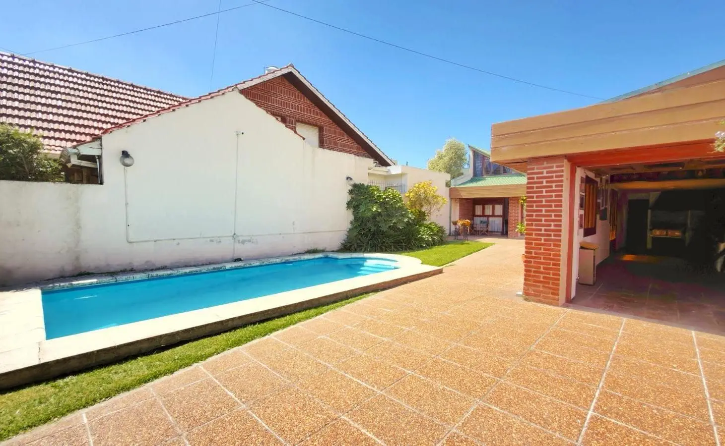 Venta de casa 5 ambientes con parque y piscina - Barrio Constitucion 1