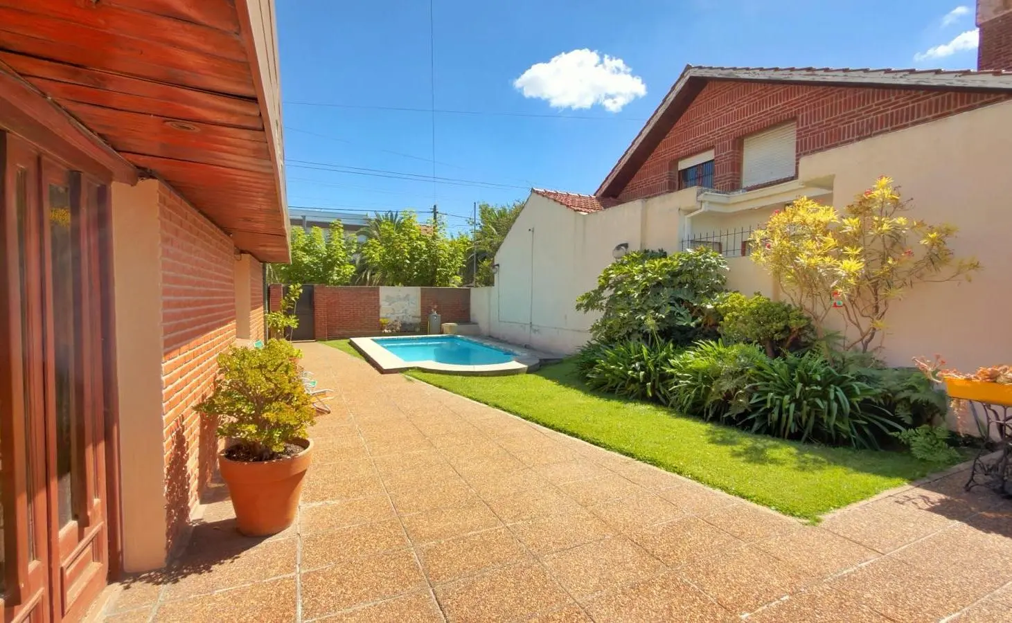 Venta de casa 5 ambientes con parque y piscina - Barrio Constitucion 4
