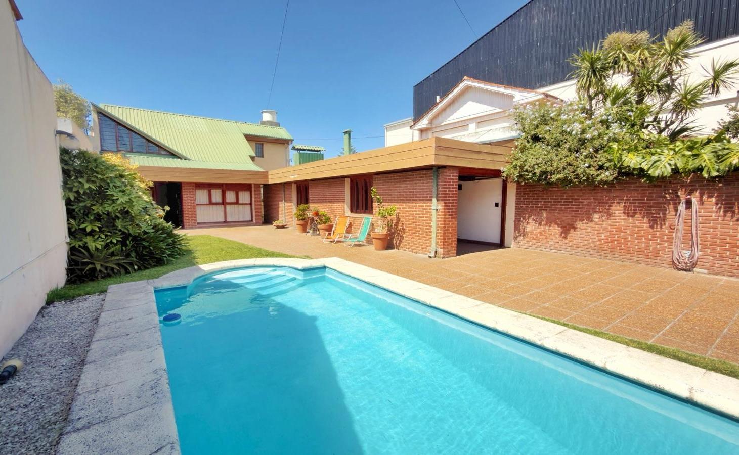 Venta de casa 5 ambientes con parque y piscina - Barrio Constitucion