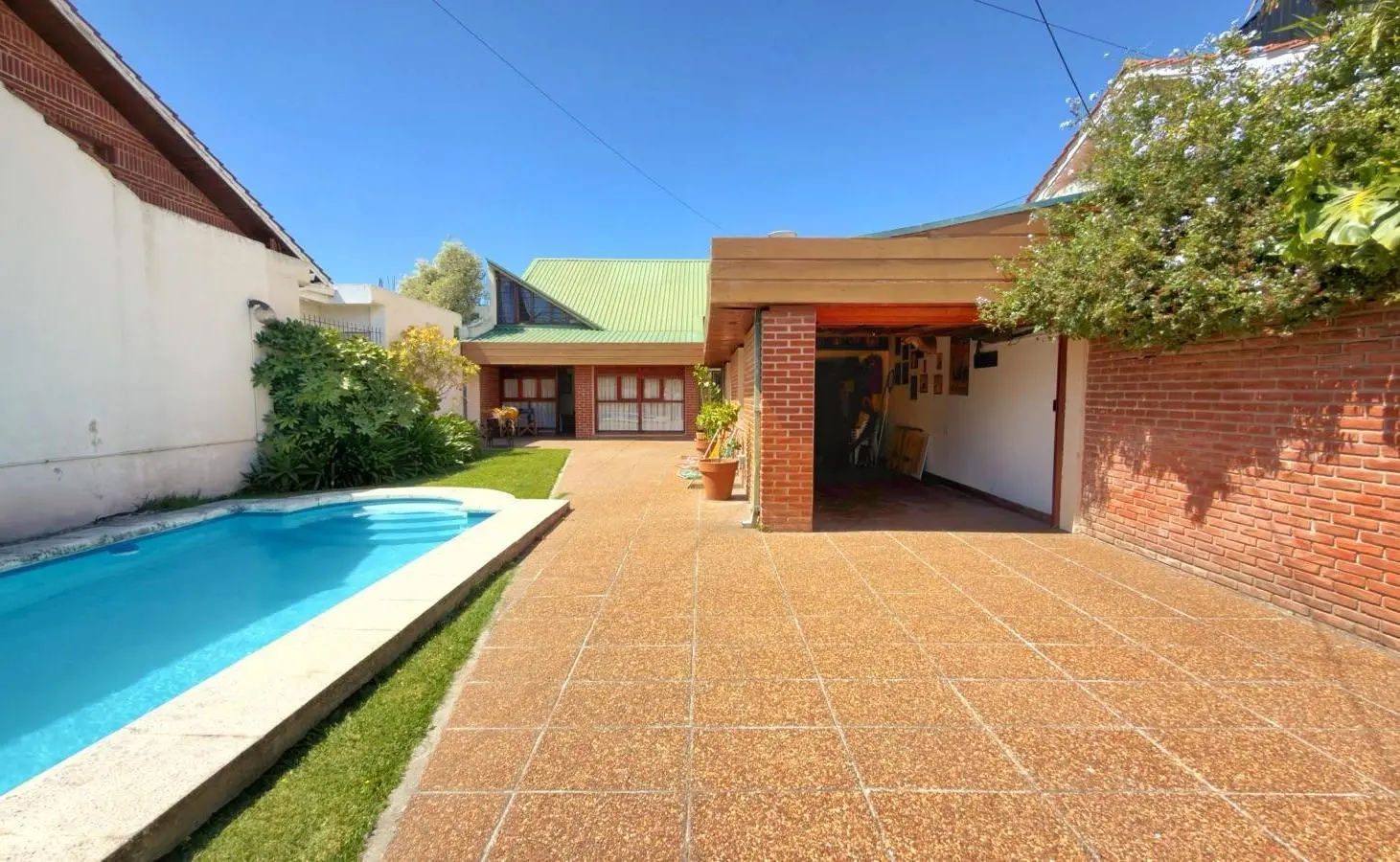Venta de casa 5 ambientes con parque y piscina - Barrio Constitucion 2