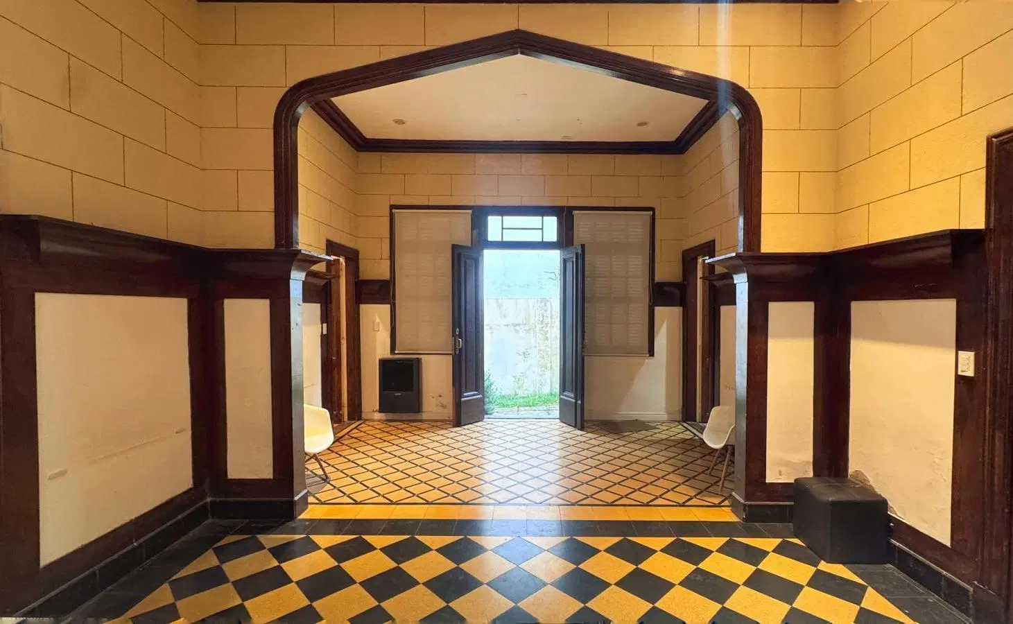 Alquiler de chalet patrimonial para uso comercial - Zona Guemes. 4