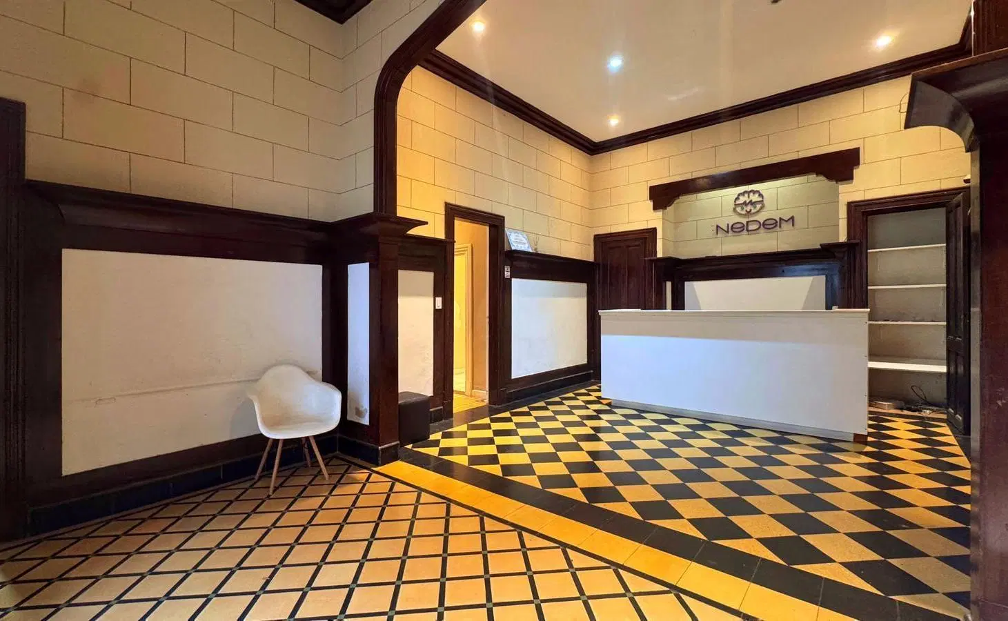 Alquiler de chalet patrimonial para uso comercial - Zona Guemes. 2