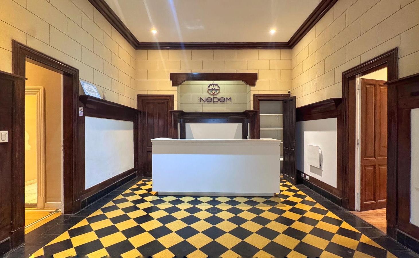 Alquiler de chalet patrimonial para uso comercial - Zona Guemes.