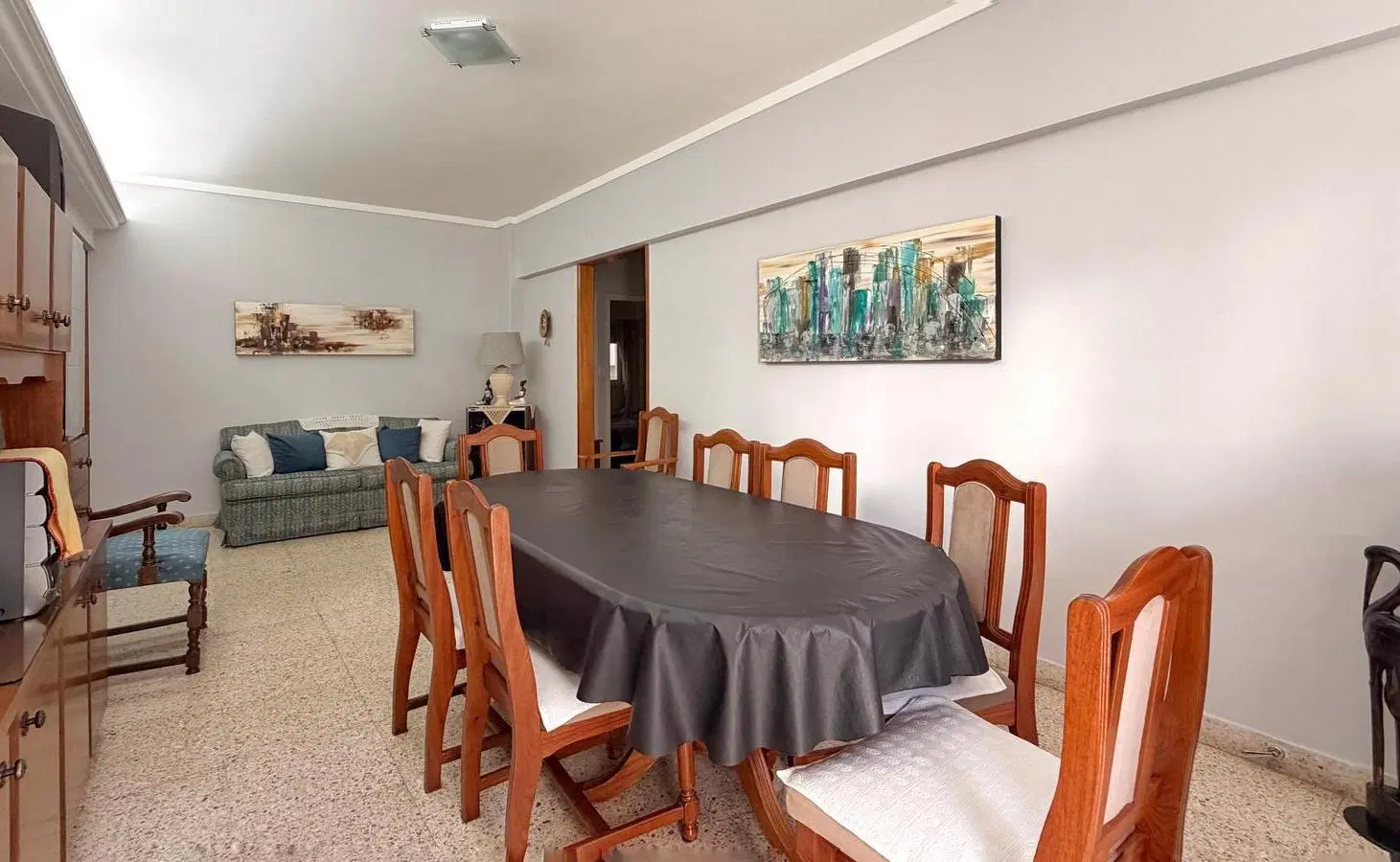 Depto 4 amb c/ dependencia y balcon a la calle. 3