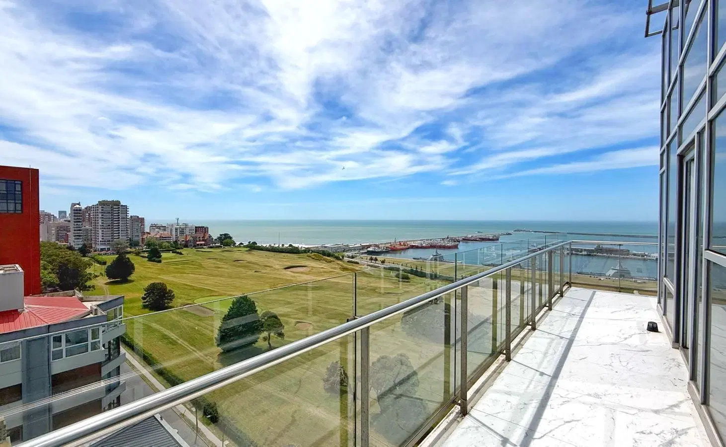 Venta de semipiso 5 amb con dos cocheras con vistas al golf - Playa Grande 1