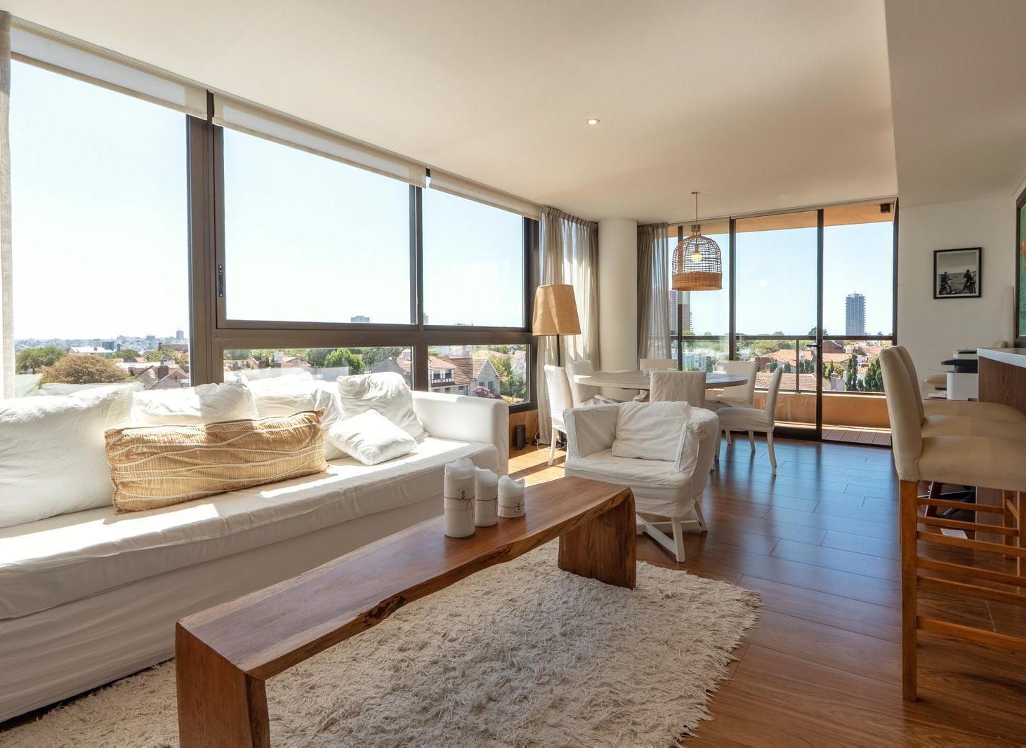 Foto de Venta o alquiler de semipiso 3 ambientes con dos cocheras y baulera - Playa Grande, imagen 2